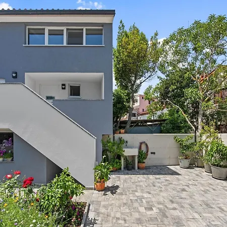 度假居 House In Near Rock